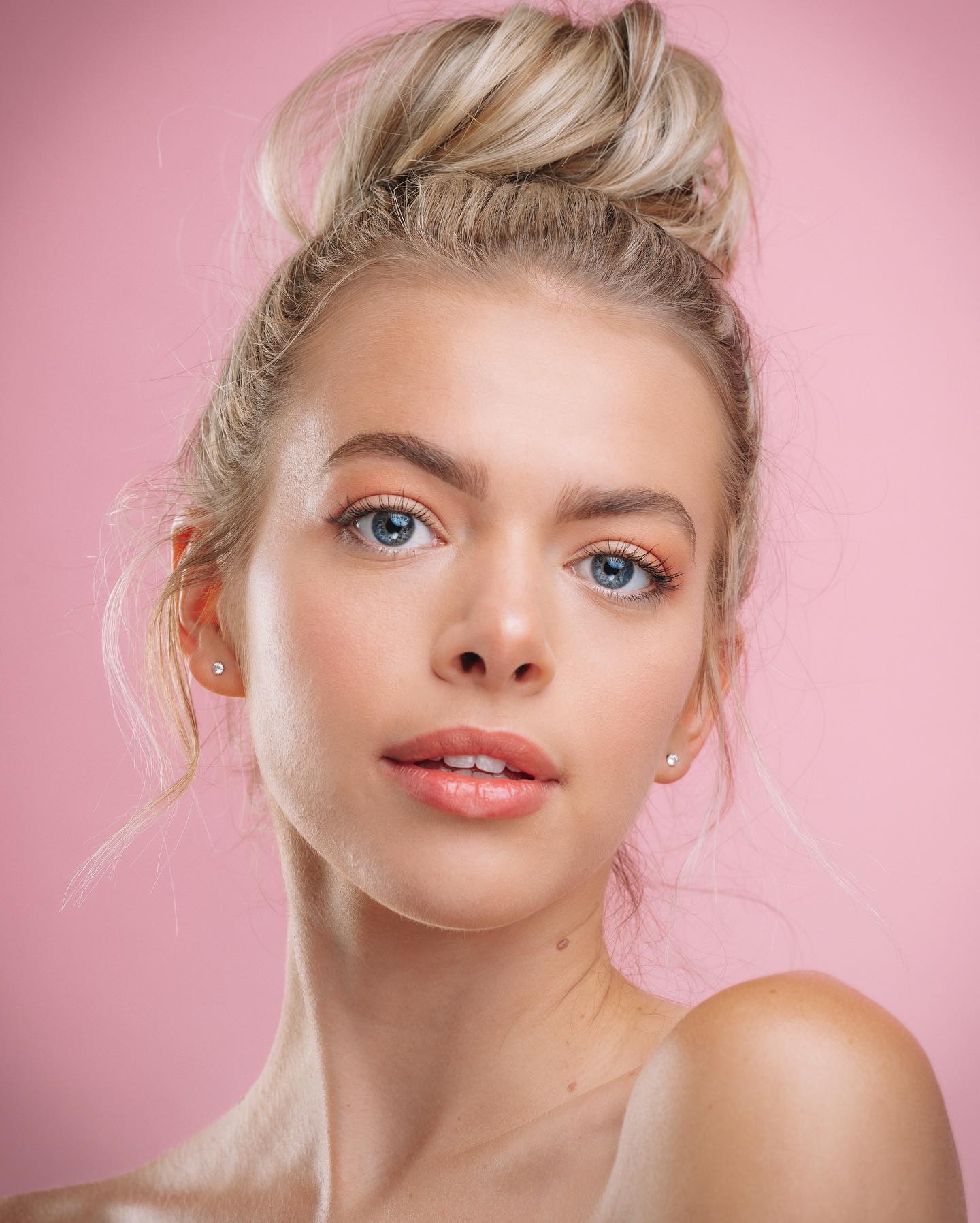 Impromptu shoot w On set . The work ( )got a new lens soooo I tested out the 135mm F1.8 G Master yesterday, and by far the sharpest lens I’ve tried. Autofocus is QUICK. Next step, compare with the 90mm Macro. . . . . . . . #. Commercial photography by Mark Nikolai, New York City.
